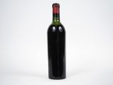 une bouteille de vin posée sur une table