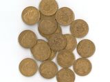 une pile de vieilles pièces de monnaie sur une surface blanche