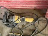une photo montrant un tas d'outils posés par terre