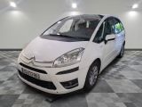 la petite voiture blanche est garée sur un carrelage à carreaux