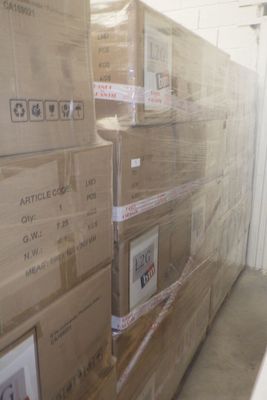 une grande pile de cartons posée par terre dans un entrepôt