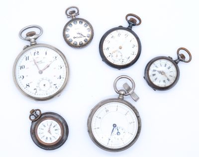 cinq types différents de montres de poche posées sur un fond blanc
