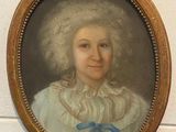 portrait d'une femme en robe blanche avec un nœud bleu