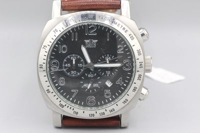 DAVIS. Montre d’homme en acier sur bracelet cuir, 3 compteur…
