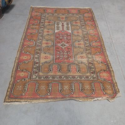 un tapis qui se trouve sur le sol d'une pièce