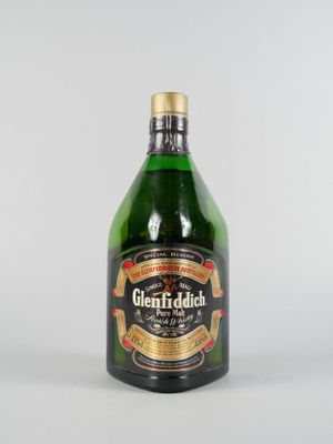 une image représentant une bouteille d'alcool vert posée sur une surface blanche