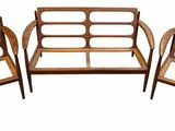 trois chaises en bois et un canapé sont placés les uns à côté des autres