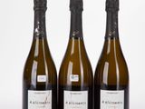 trois bouteilles de vin posées l'une à côté de l'autre sur une table