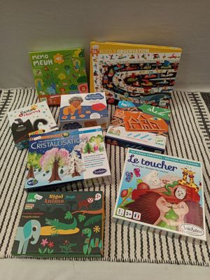 de nombreux livres pour enfants posés sur le lit