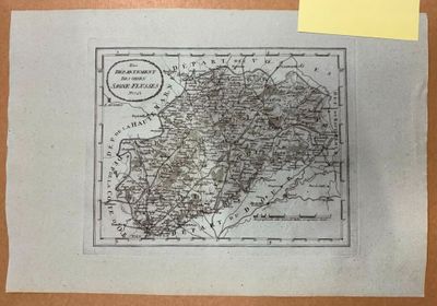 une vieille carte dessinée sur un bout de papier, avec un post-it accroché dessus