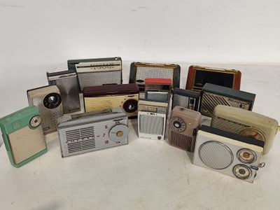 de nombreux modèles différents de radios d'époque posés sur la table