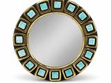 un gros plan d'un miroir rond avec un cadre doré
