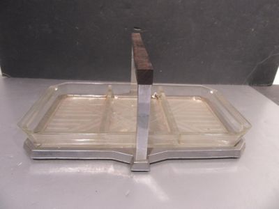 un plateau en argent posé sur une table, sur lequel se trouve un couteau
