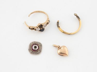 trois paires de bagues et de boucles d'oreilles posées sur un fond blanc