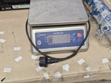 une balance posée sur une boîte en carton
