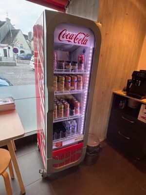 un distributeur automatique de Coca-Cola dans un coin d'un restaurant