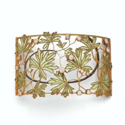 une broche ancienne en or et émail, ornée de feuilles et de fleurs