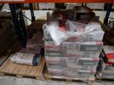 une grande pile de boîtes sur une palette dans un entrepôt