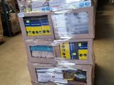 une pile de boîtes empilées les unes sur les autres