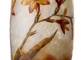 un vase orné d'une fleur sur fond blanc