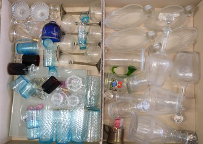 une boîte remplie de bouteilles en plastique vides et d'autres objets