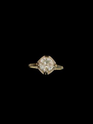 gros plan d'une bague en diamant sur fond noir