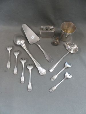 Lot métal argenté : 6 fourchettes à huître, cuiller à sauce,…