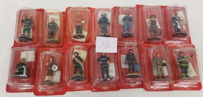 de nombreuses figurines représentant différents types de personnages, présentées dans des vitrines en plastique