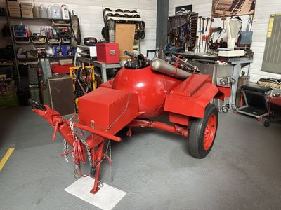 un camion de pompiers rouge garé dans un garage
