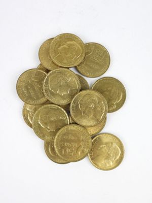 une pile de pièces d'or sur une surface blanche