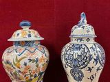 deux vases bleus et blancs posés sur une table en bois
