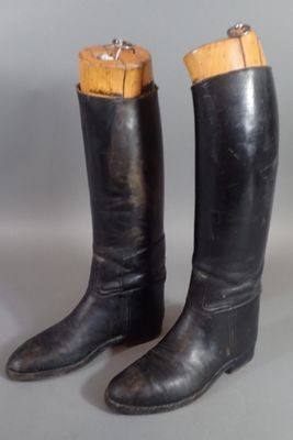 paire de bottes en cuir noir avec talon en bois et coussinets de talon