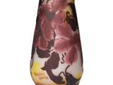 un vase avec un motif floral posé sur une table
