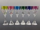 six verres à vin de couleurs différentes sont alignés