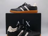 une paire de baskets noires et blanches à semelles orange