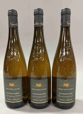 trois bouteilles de vin posées sur une table l'une à côté de l'autre