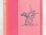 Le livre est rose et comporte le dessin d'un homme à cheval.