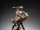 une statue en bronze représentant un homme et une femme à cheval