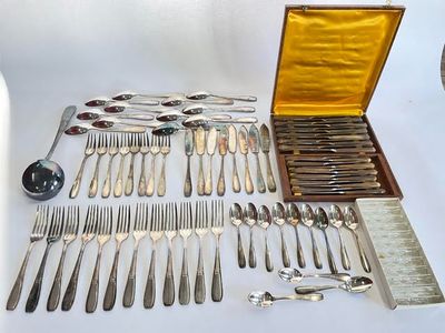 beaucoup d'argenterie sur une table avec un coffret