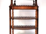 une vieille étagère en bois comportant trois tablettes
