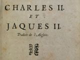 un vieux livre écrit posé sur une table