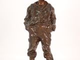 figurine en bronze représentant un homme portant un chapeau et une canne