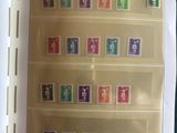 la photo d'un livre portant de nombreux timbres