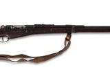 un fusil avec un canon en bois et une bretelle, sur fond blanc