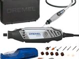 un gros plan d'un outil Dremel avec son étui et ses accessoires