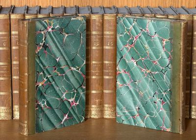 de nombreux livres alignés sur une étagère