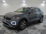 un SUV Volkswagen gris garé sur un sol en carrelage à damier