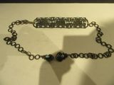 un collier et un bracelet exposés dans une vitrine