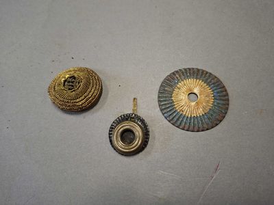 ATTRIBUT de COIFFURE en cannetile dorée.