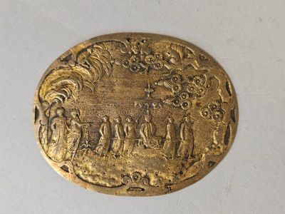 PLAQUE en laiton doré représentant le convoi d'un empereur a…